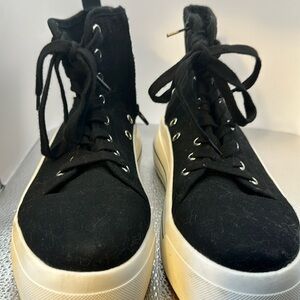 Coconuts size 9. They appear to be new. Very cute shoes with a tie and zipper​​